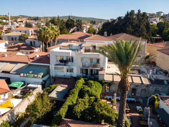 URLA SANAT SOKAĞI’NDA AVLULU 2 DÜKKÂNLI KOMPLE BİNA