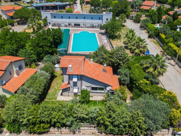 URLA BADEMLER HEKİMKÖYDE HAVUZ KARŞISI KİRALIK 3+1 VİLLA
