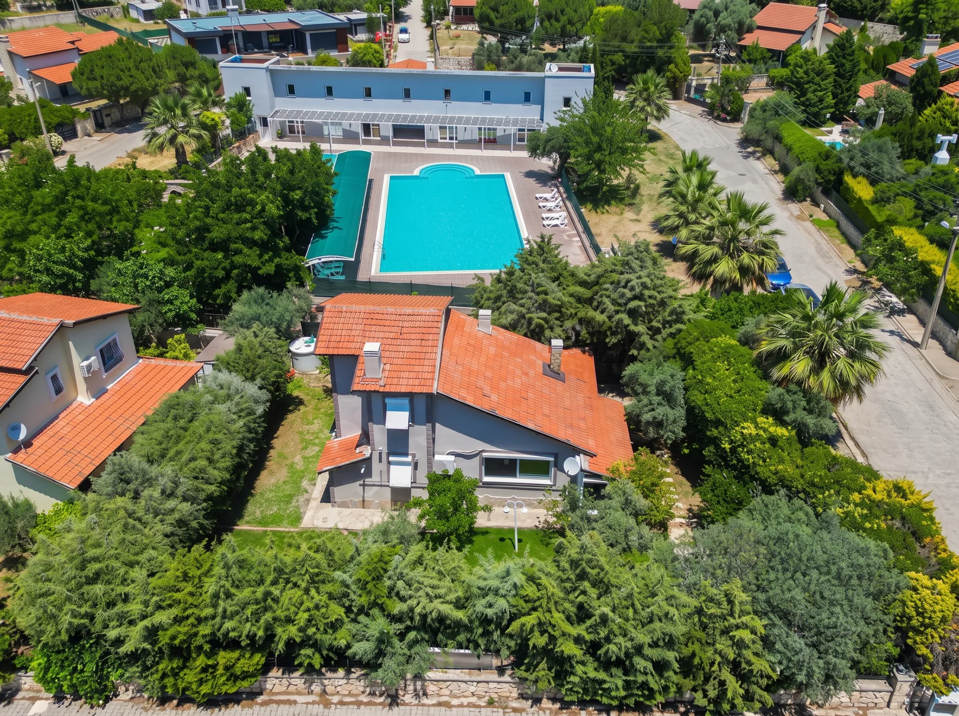 URLA BADEMLER HEKİMKÖYDE HAVUZ KARŞISI KİRALIK 3+1 VİLLA