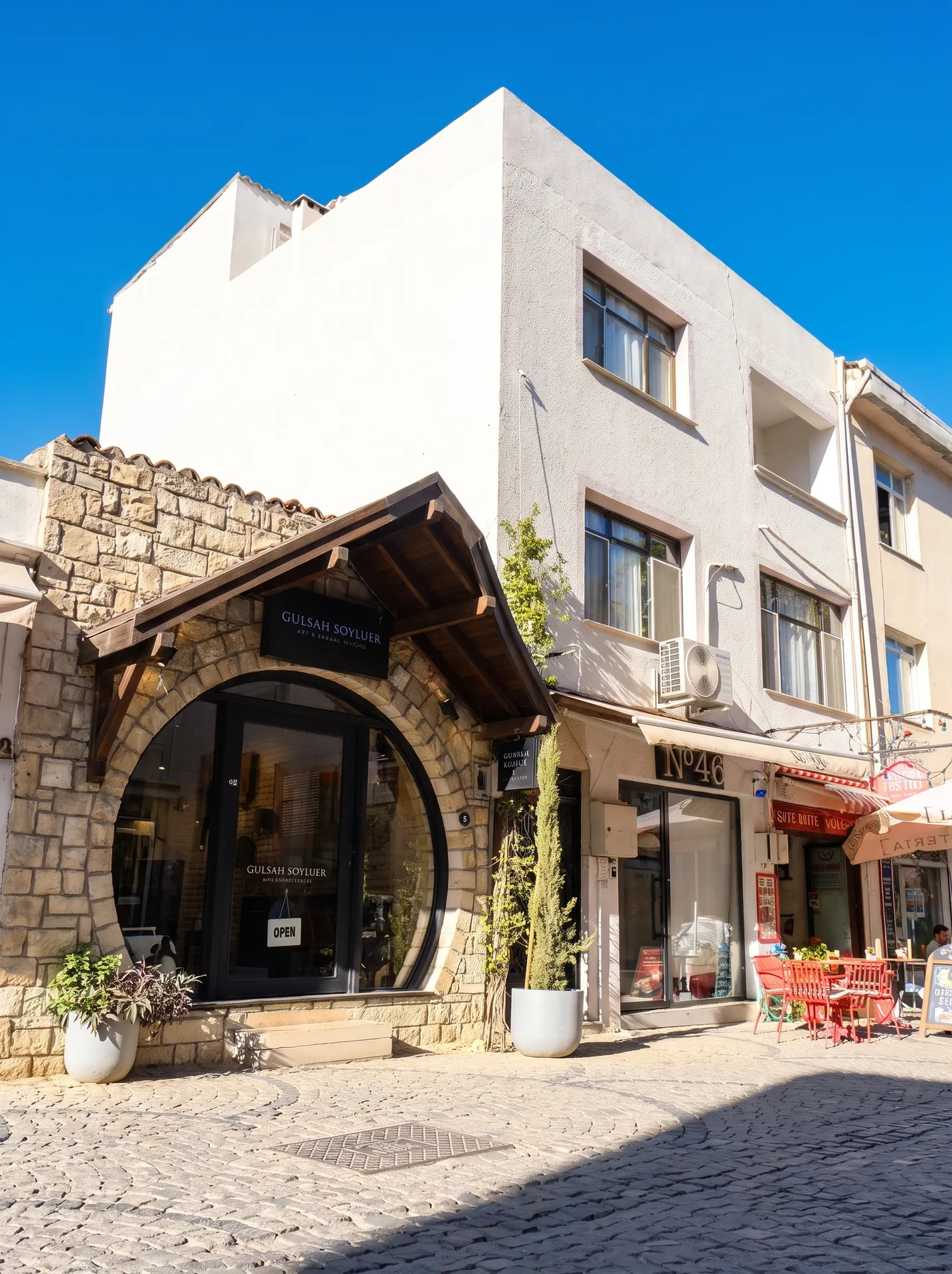 URLA SANAT SOKAĞI’NDA AVLULU 2 DÜKKÂNLI KOMPLE BİNA