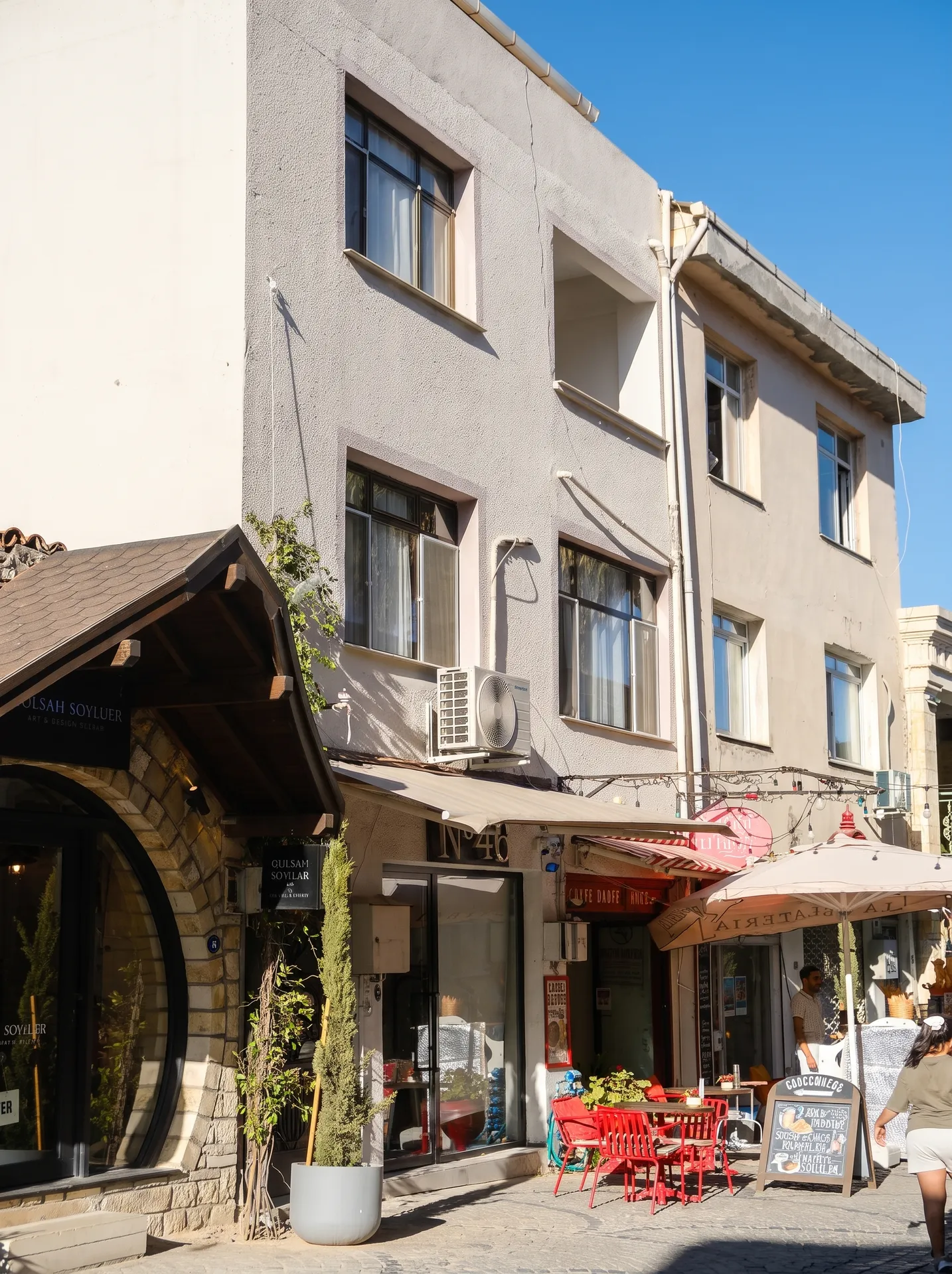 URLA SANAT SOKAĞI’NDA AVLULU 2 DÜKKÂNLI KOMPLE BİNA