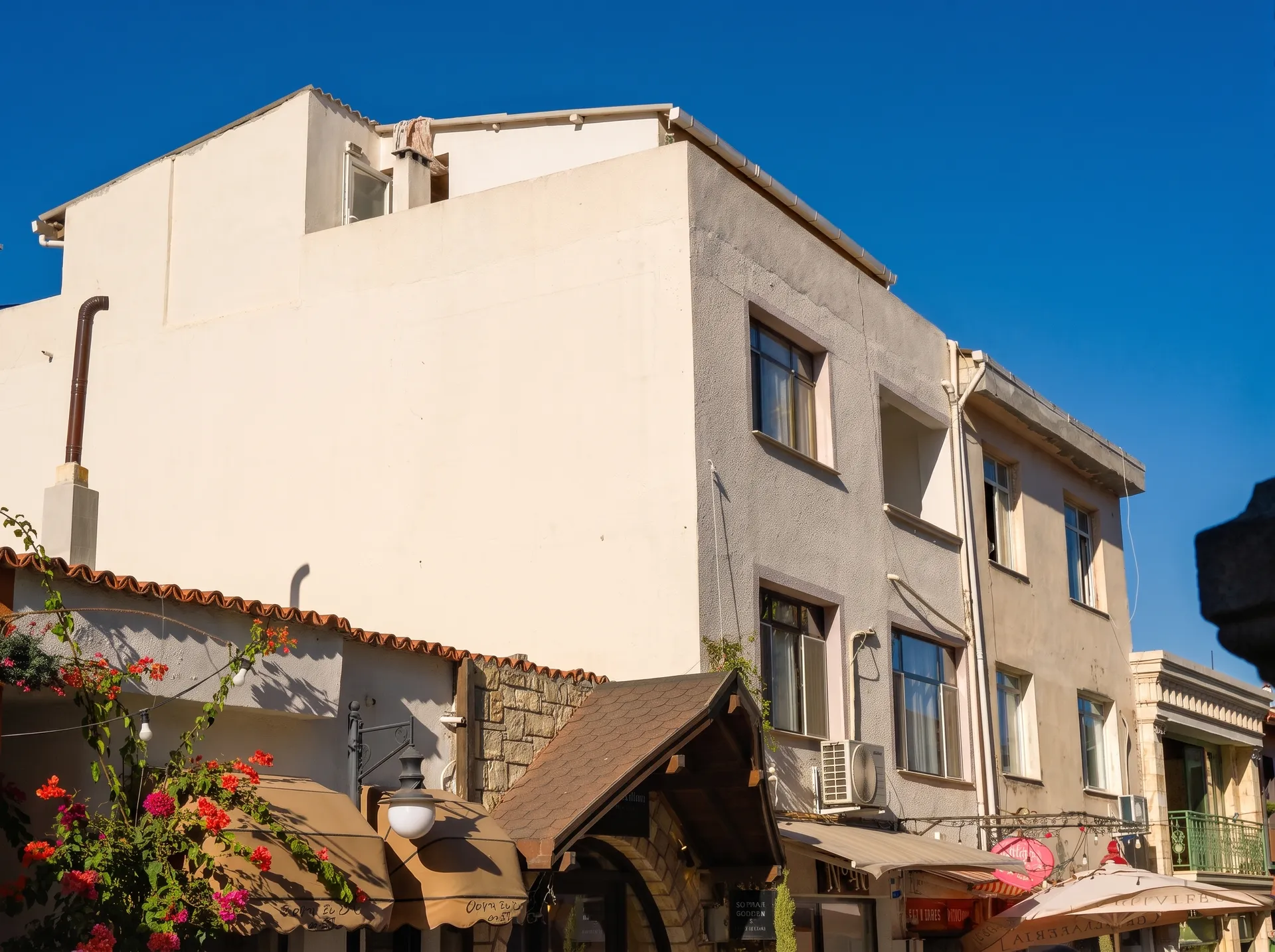 URLA SANAT SOKAĞI’NDA AVLULU 2 DÜKKÂNLI KOMPLE BİNA