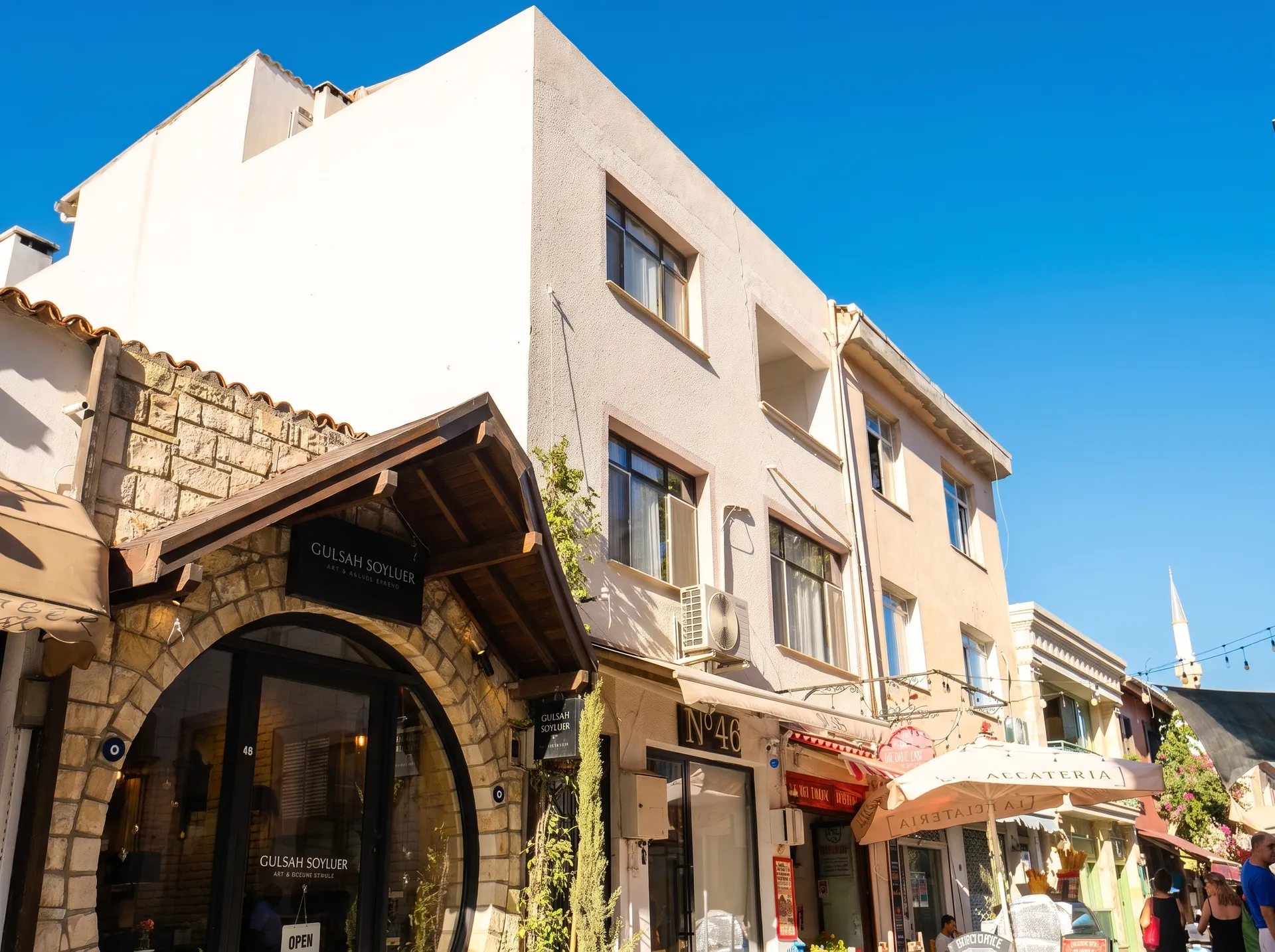 URLA SANAT SOKAĞI’NDA AVLULU 2 DÜKKÂNLI KOMPLE BİNA