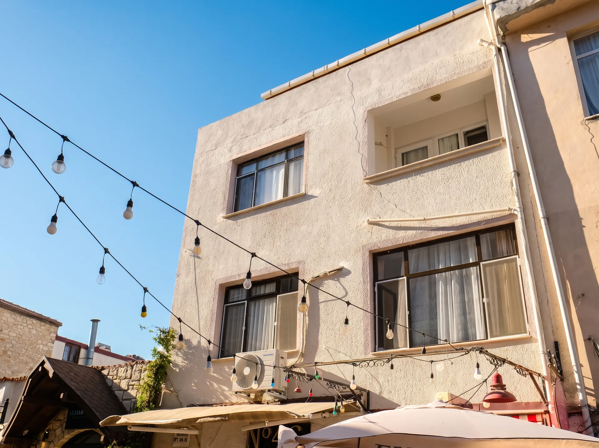 URLA SANAT SOKAĞI’NDA AVLULU 2 DÜKKÂNLI KOMPLE BİNA