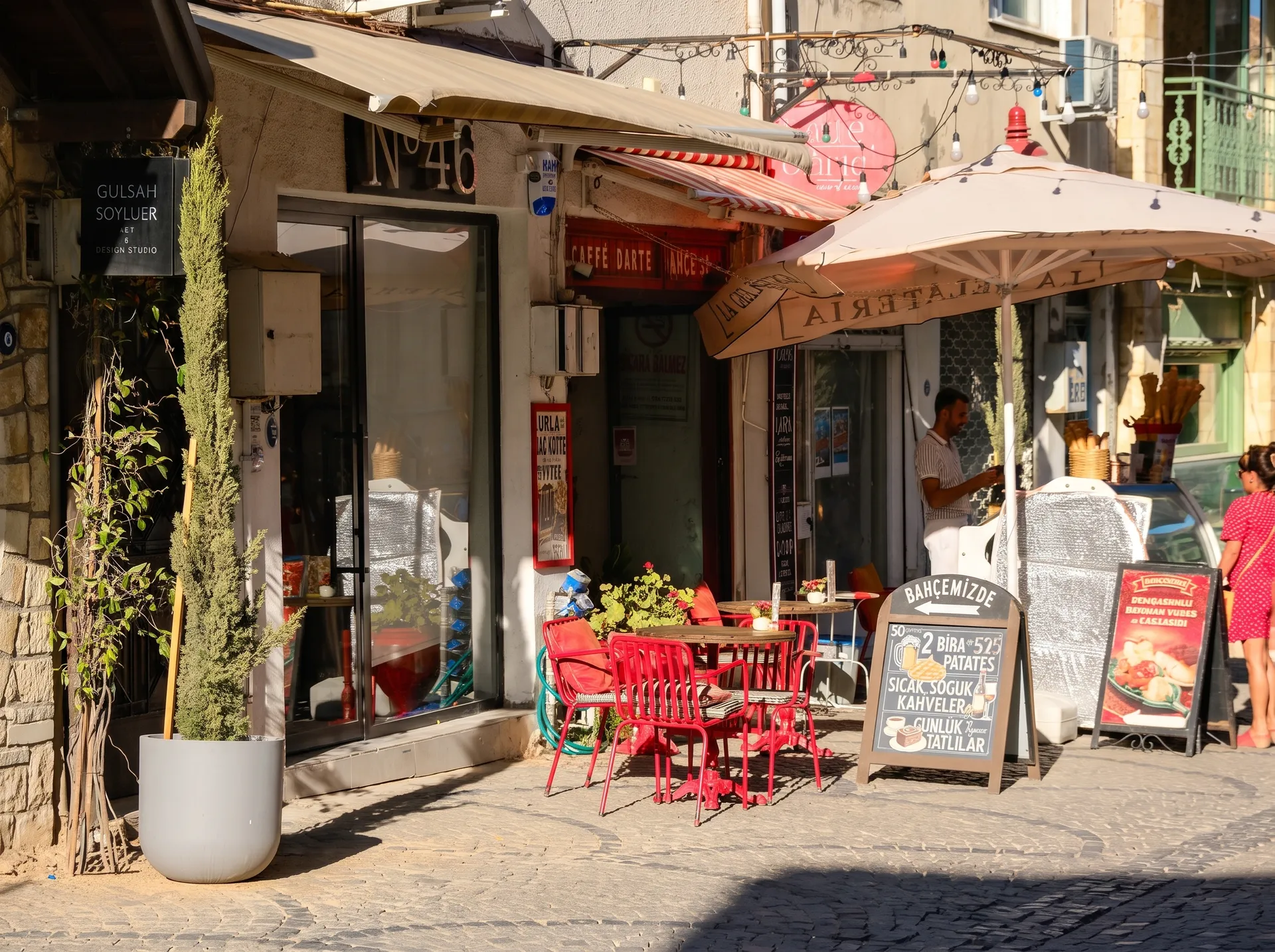 URLA SANAT SOKAĞI’NDA AVLULU 2 DÜKKÂNLI KOMPLE BİNA