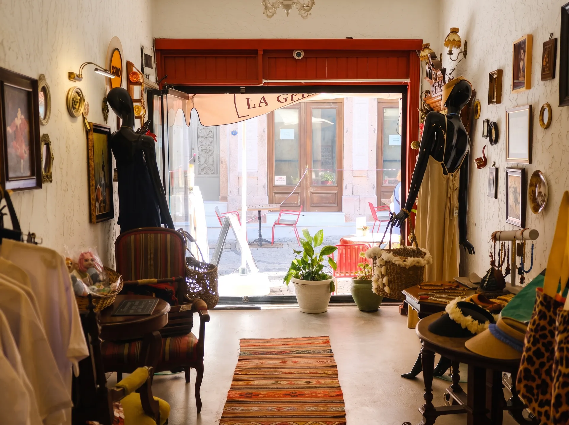 URLA SANAT SOKAĞI’NDA AVLULU 2 DÜKKÂNLI KOMPLE BİNA