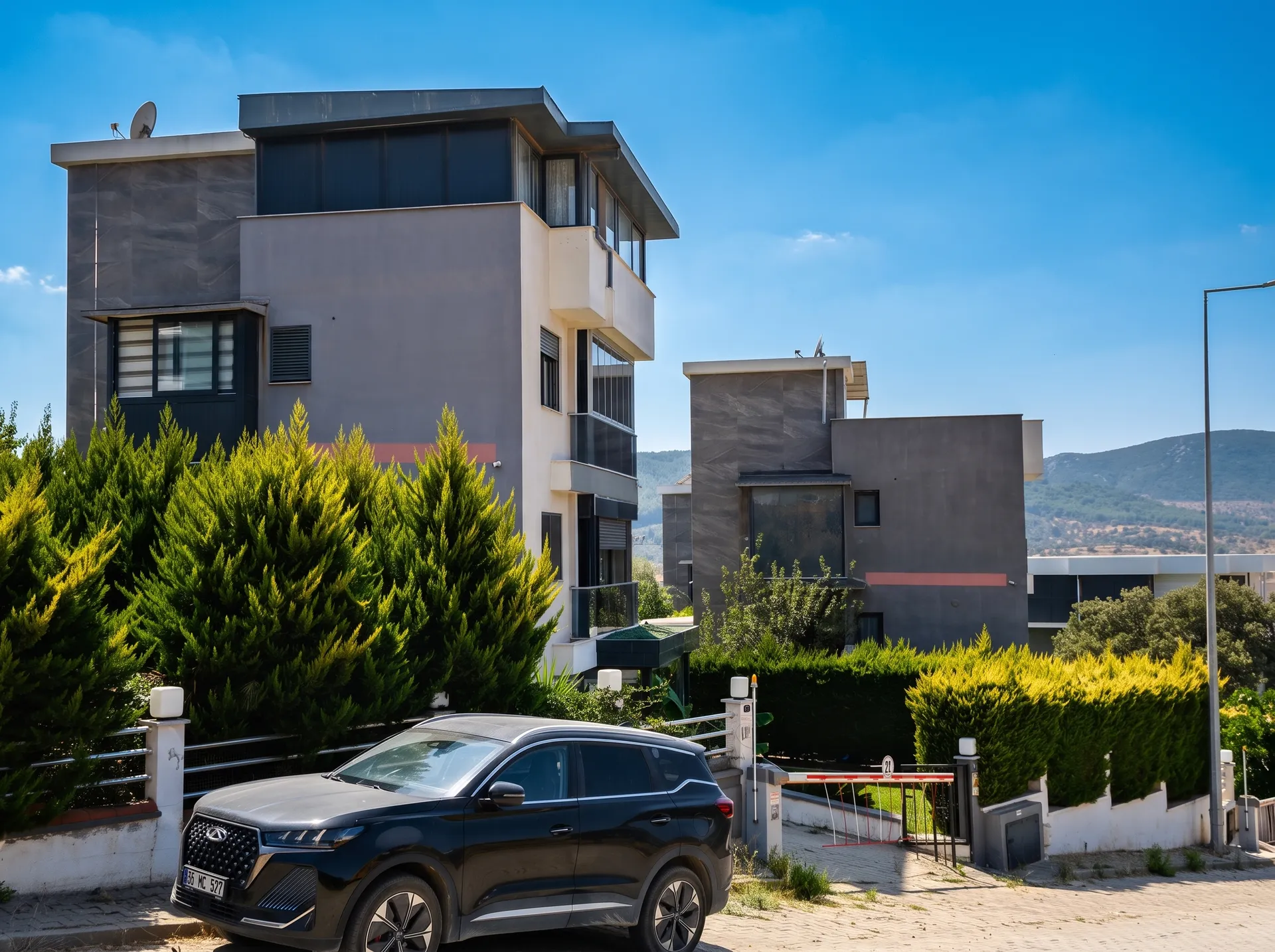 YELKİ’DE KENT KOLEJİ ARKASINDA 350 M² ARSALI VİLLA