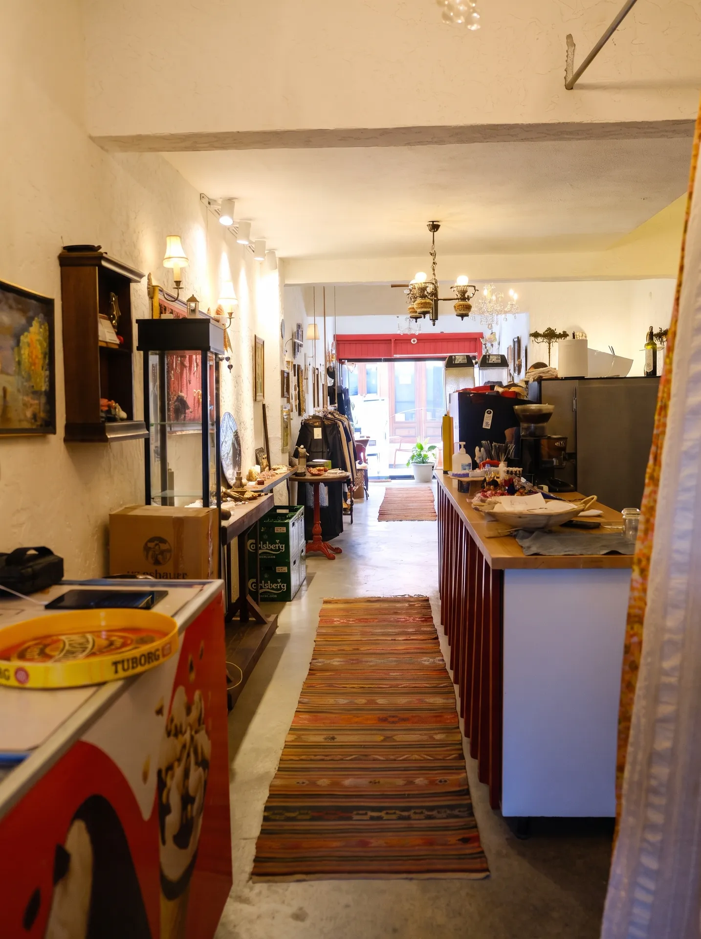 URLA SANAT SOKAĞI’NDA AVLULU 2 DÜKKÂNLI KOMPLE BİNA