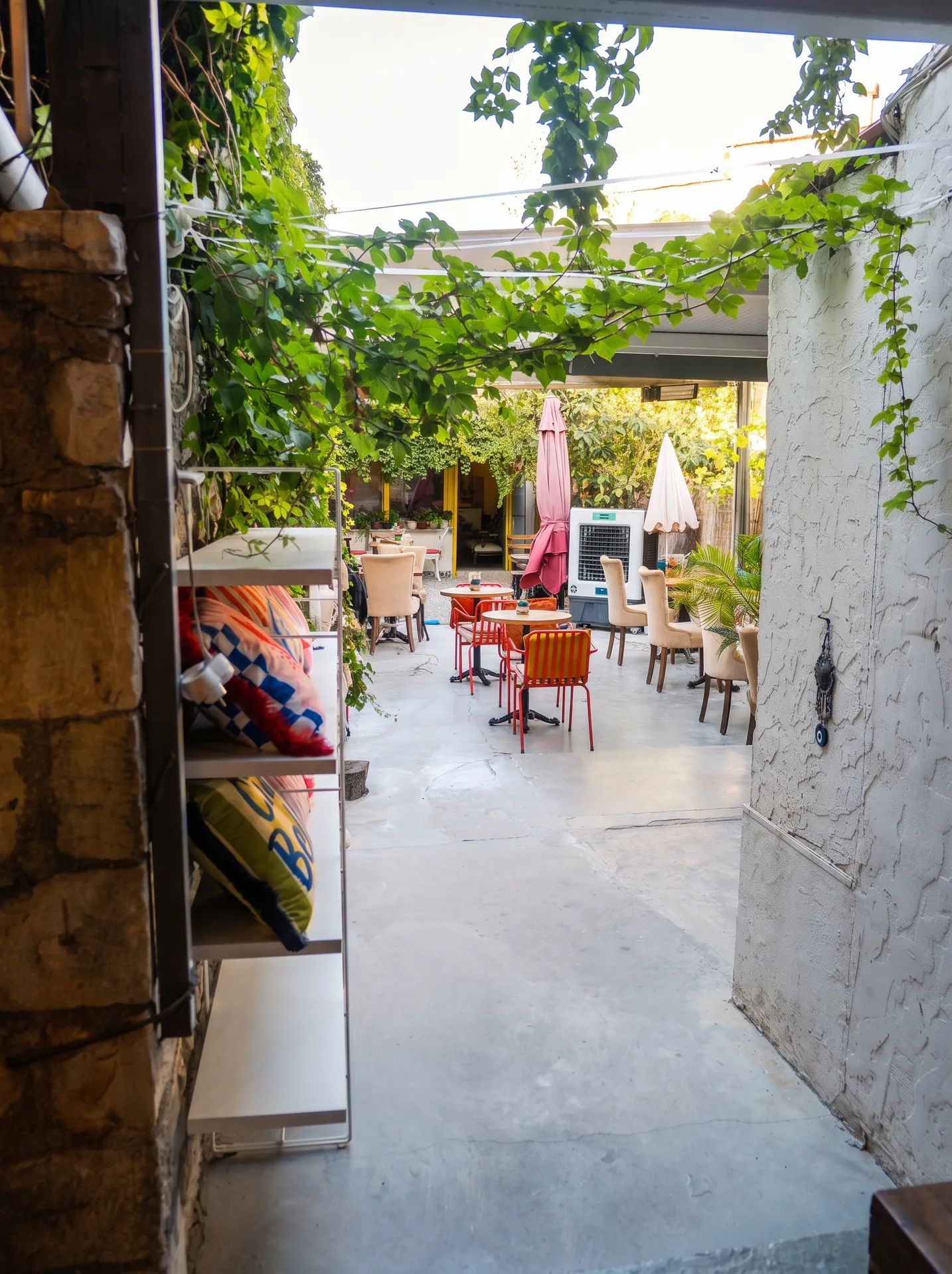 URLA SANAT SOKAĞI’NDA AVLULU 2 DÜKKÂNLI KOMPLE BİNA