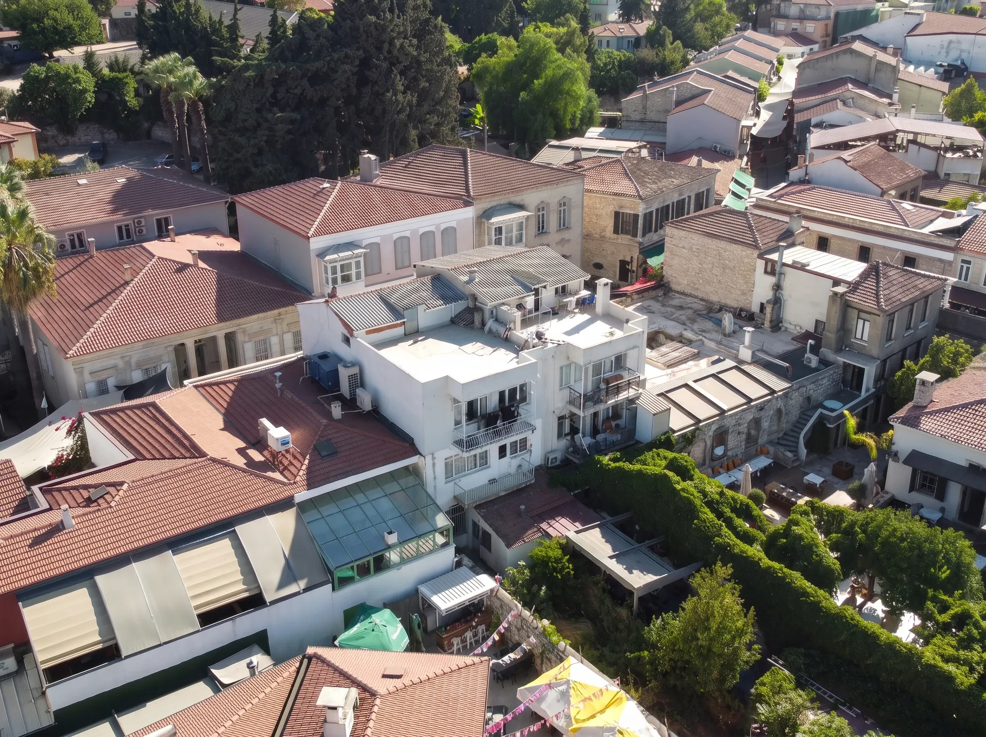 URLA SANAT SOKAĞI’NDA AVLULU 2 DÜKKÂNLI KOMPLE BİNA