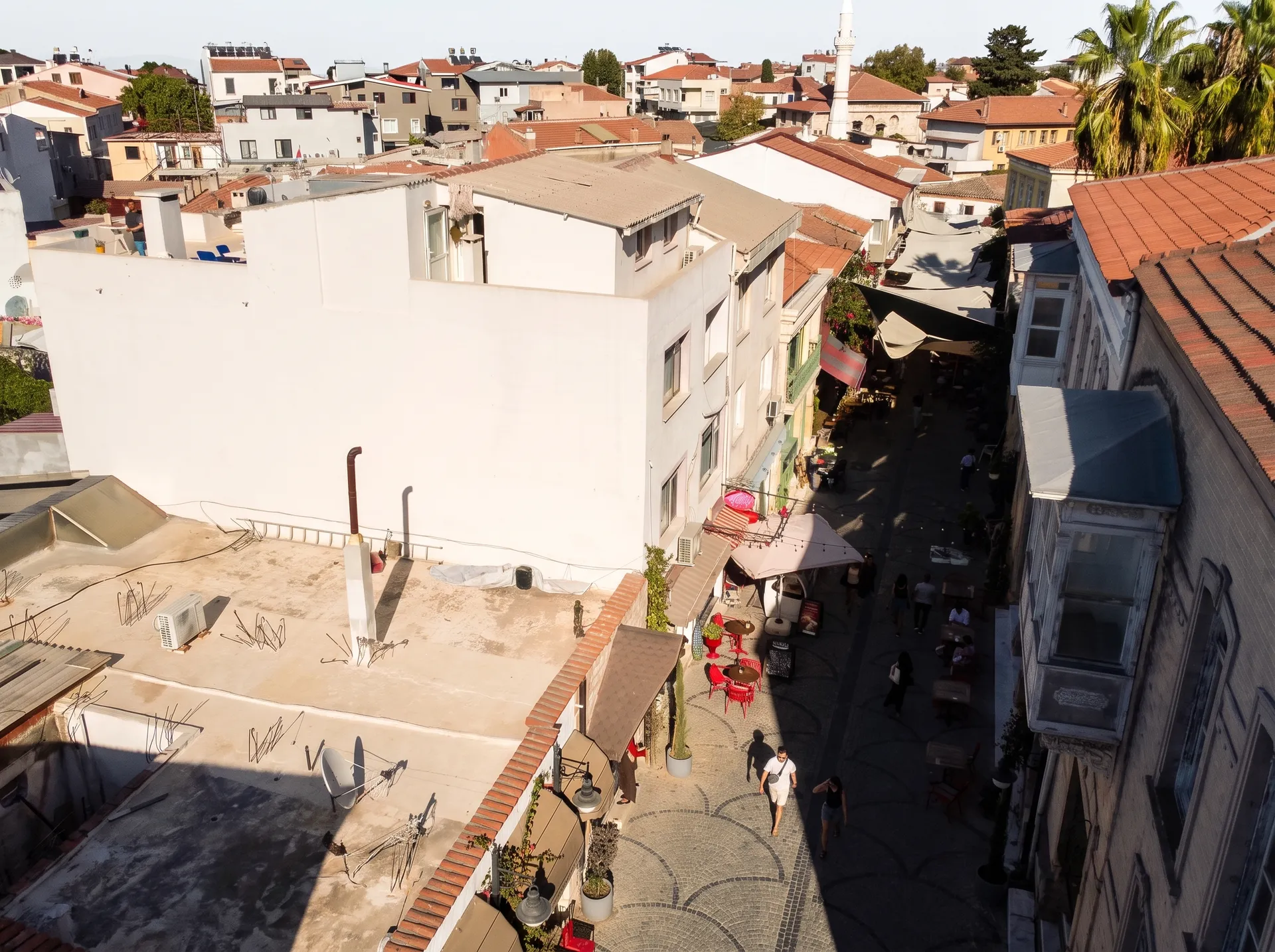 URLA SANAT SOKAĞI’NDA AVLULU 2 DÜKKÂNLI KOMPLE BİNA