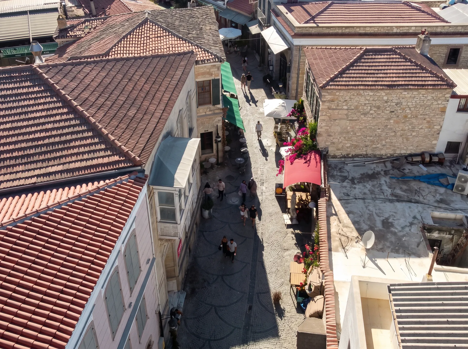 URLA SANAT SOKAĞI’NDA AVLULU 2 DÜKKÂNLI KOMPLE BİNA