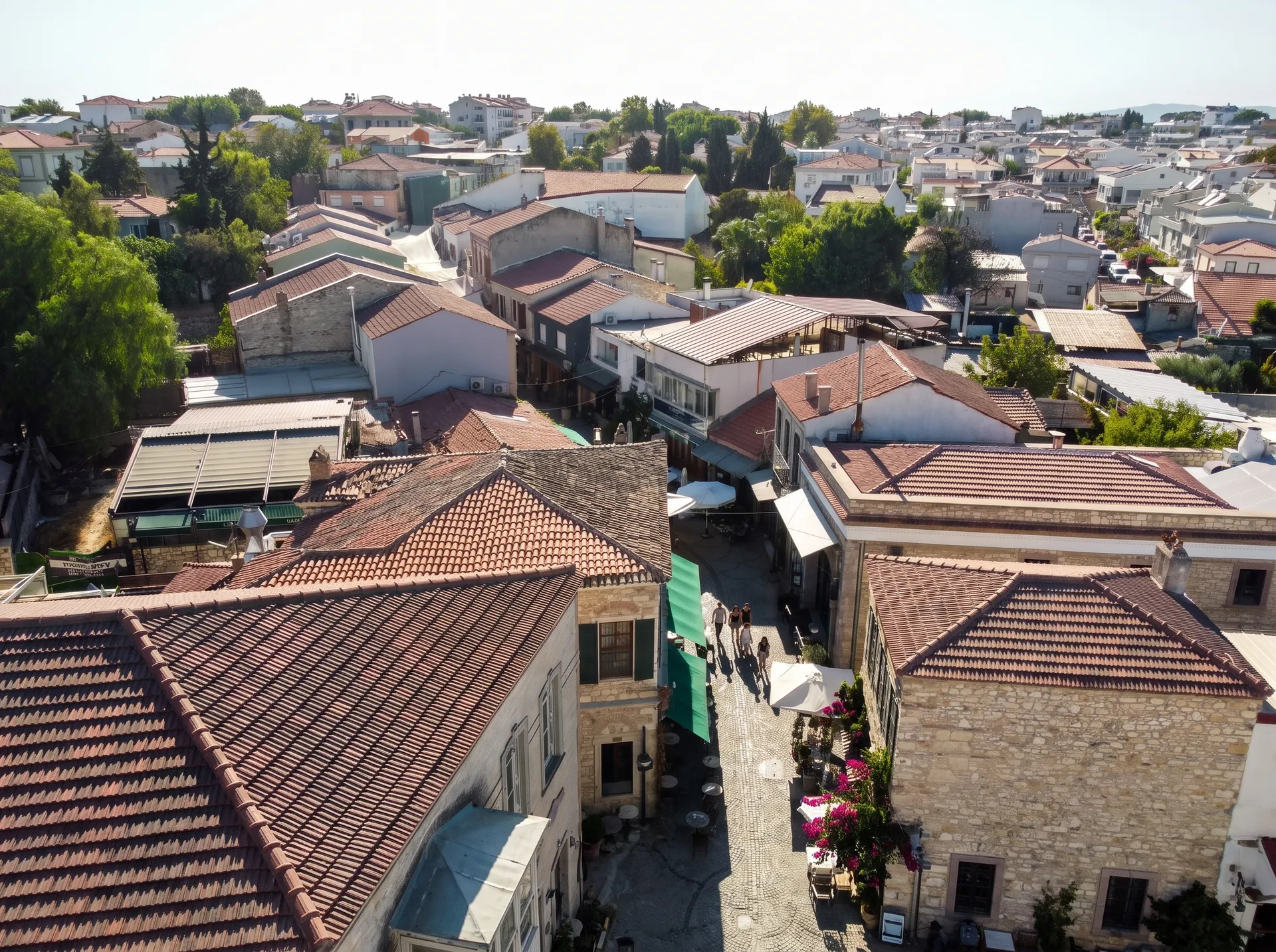 URLA SANAT SOKAĞI’NDA AVLULU 2 DÜKKÂNLI KOMPLE BİNA
