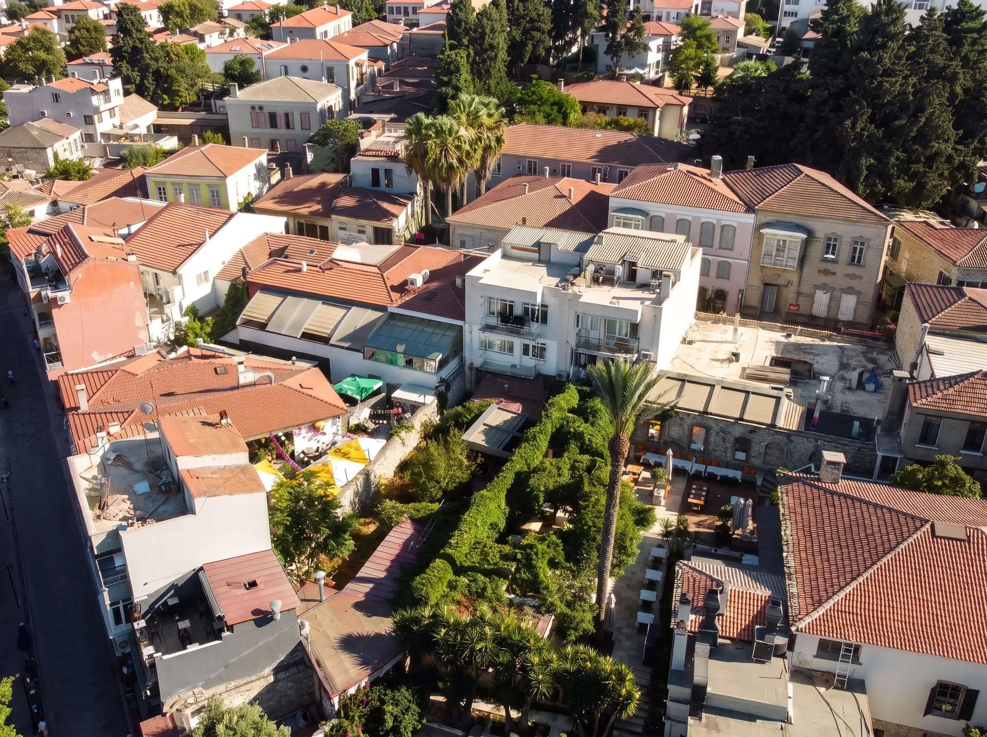URLA SANAT SOKAĞI’NDA AVLULU 2 DÜKKÂNLI KOMPLE BİNA