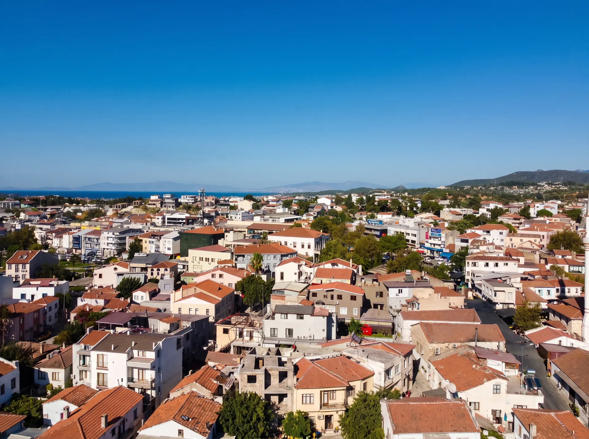 URLA SANAT SOKAĞI’NDA AVLULU 2 DÜKKÂNLI KOMPLE BİNA
