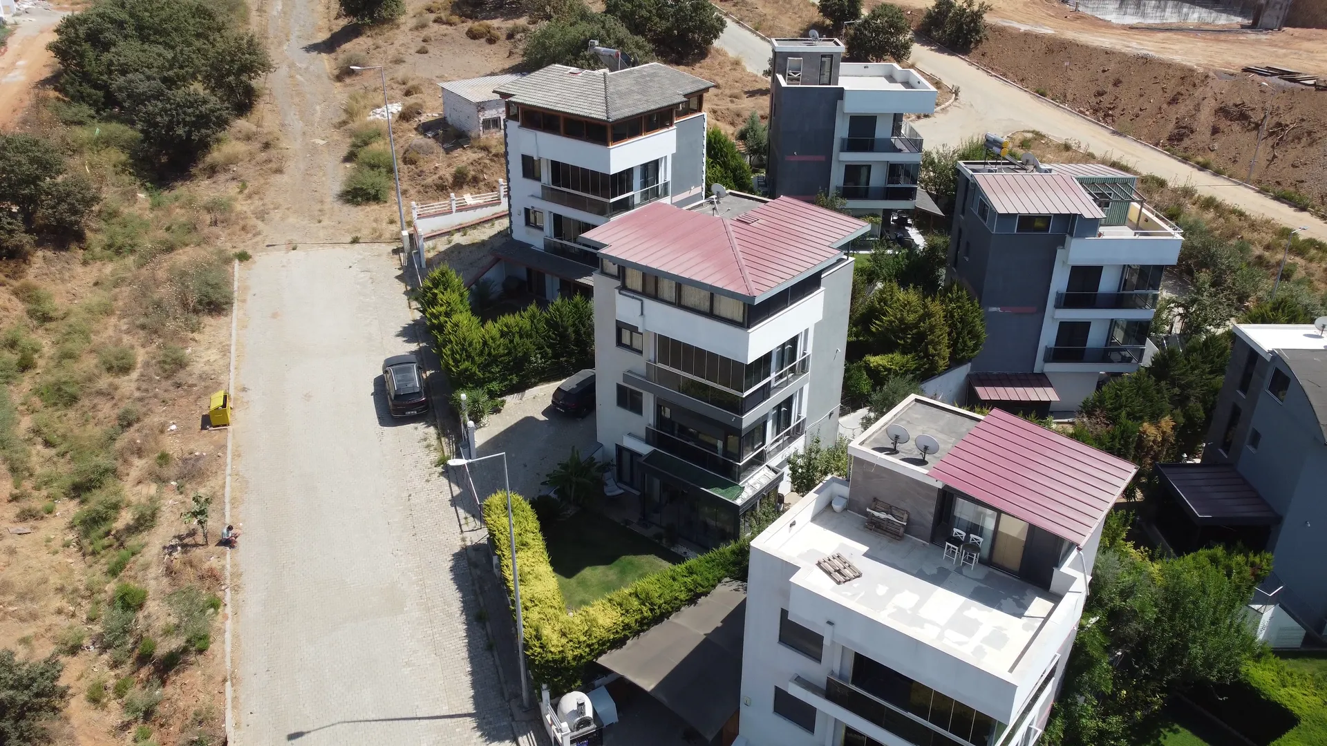 YELKİ’DE KENT KOLEJİ ARKASINDA 350 M² ARSALI VİLLA
