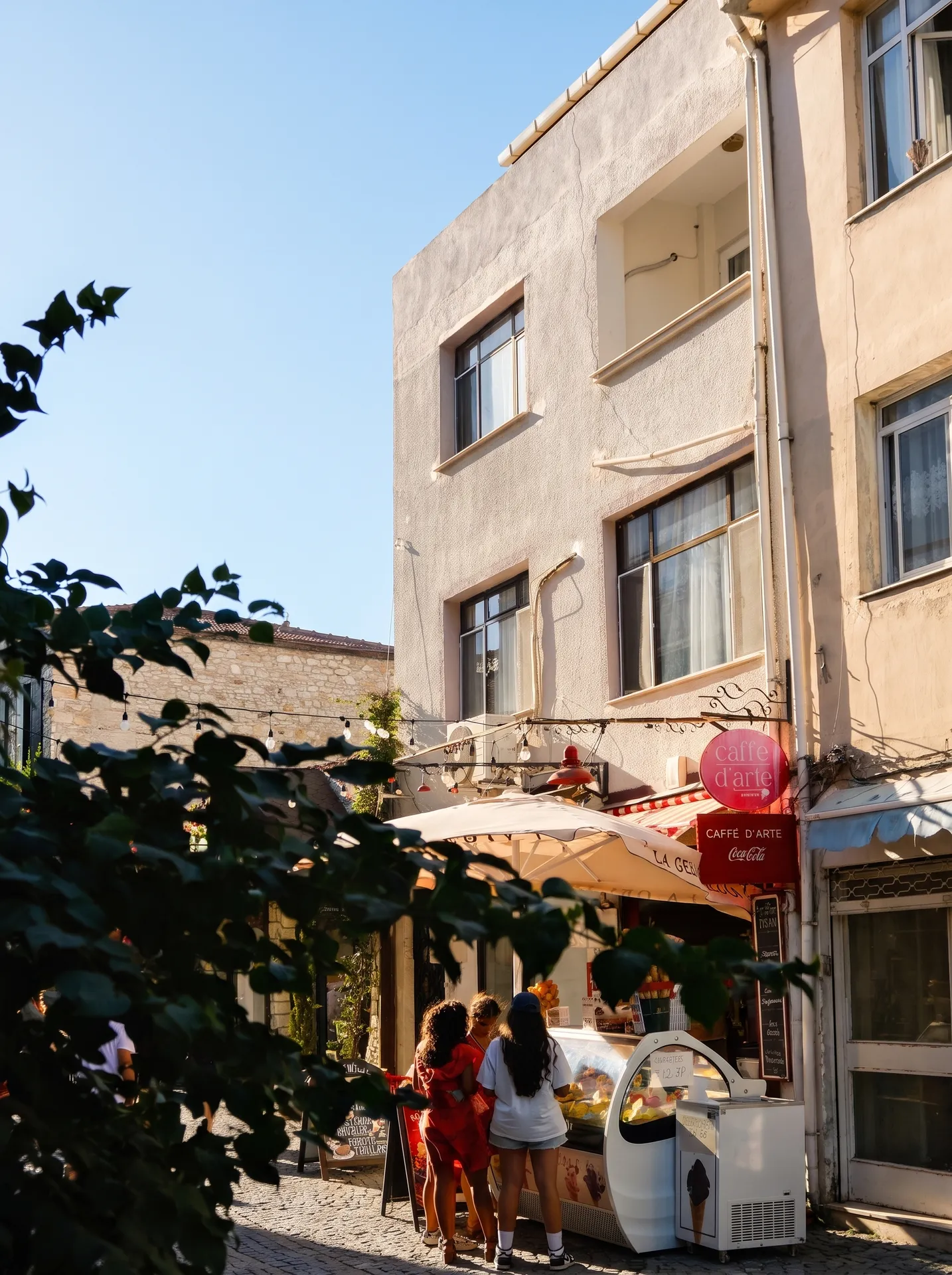 URLA SANAT SOKAĞI’NDA AVLULU 2 DÜKKÂNLI KOMPLE BİNA