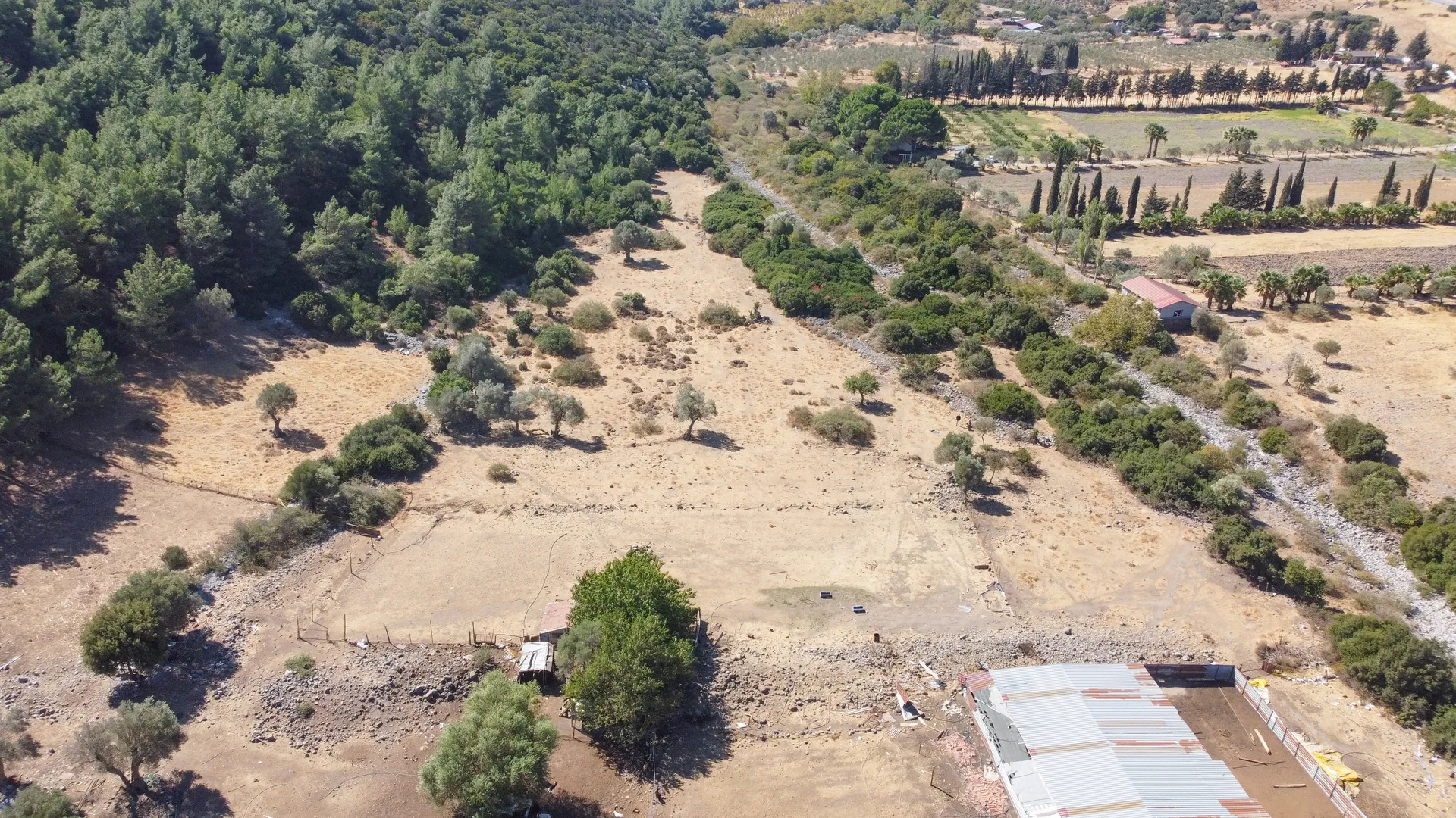 DJI_0697 URLA ZEYTİNLER’DE İYTE SINIRINDA 15.433,85 M² TARLA