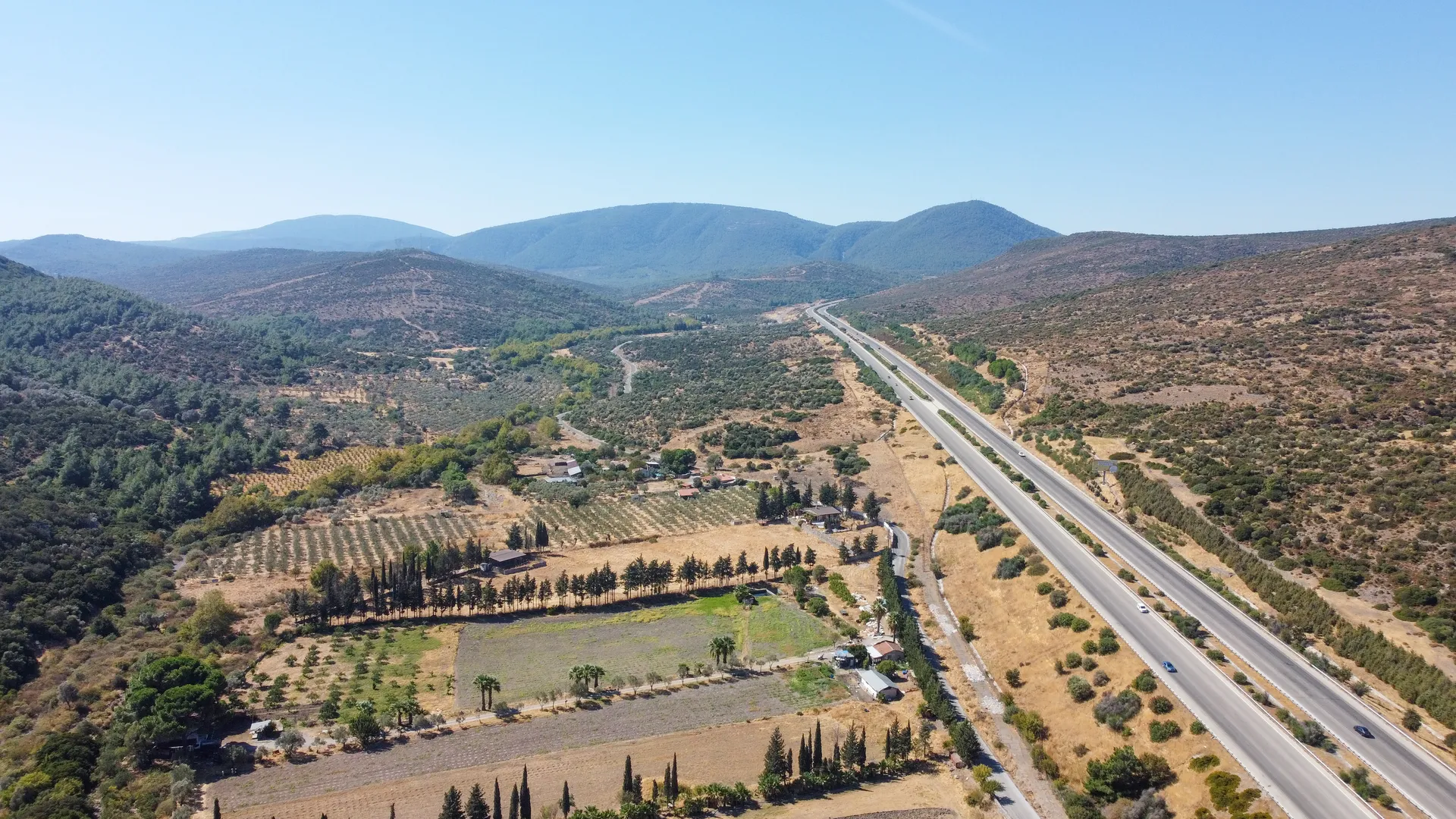 DJI_0700 URLA ZEYTİNLER’DE İYTE SINIRINDA 15.433,85 M² TARLA