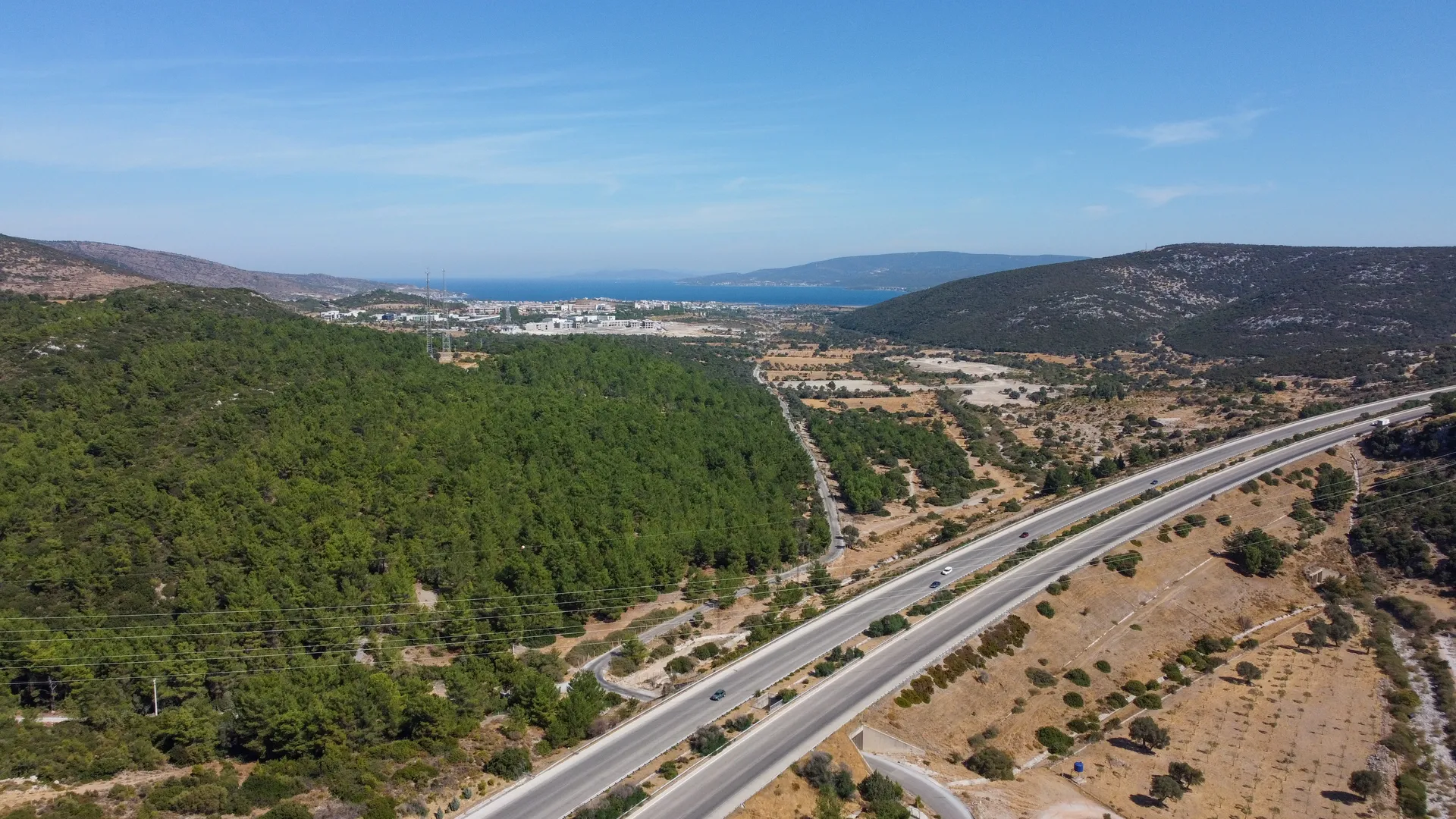 DJI_0701 URLA ZEYTİNLER’DE İYTE SINIRINDA 15.433,85 M² TARLA
