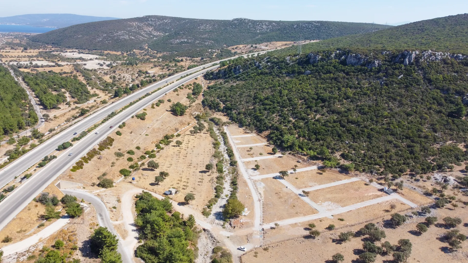 DJI_0702 URLA ZEYTİNLER’DE İYTE SINIRINDA 15.433,85 M² TARLA