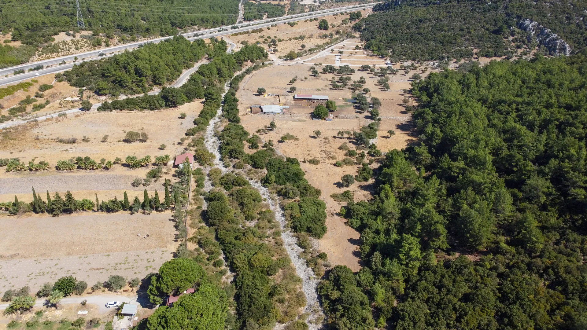 DJI_0703 URLA ZEYTİNLER’DE İYTE SINIRINDA 15.433,85 M² TARLA