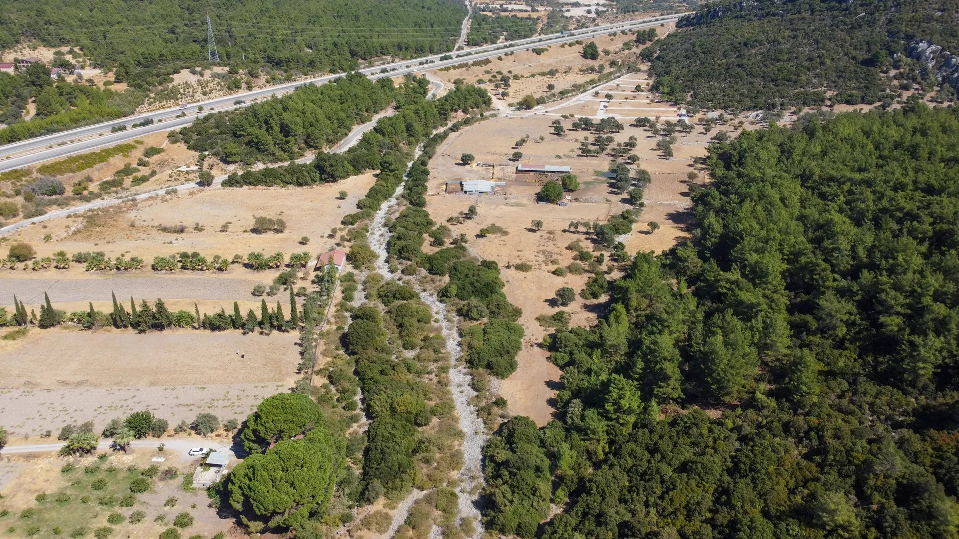 DJI_0704 URLA ZEYTİNLER’DE İYTE SINIRINDA 15.433,85 M² TARLA