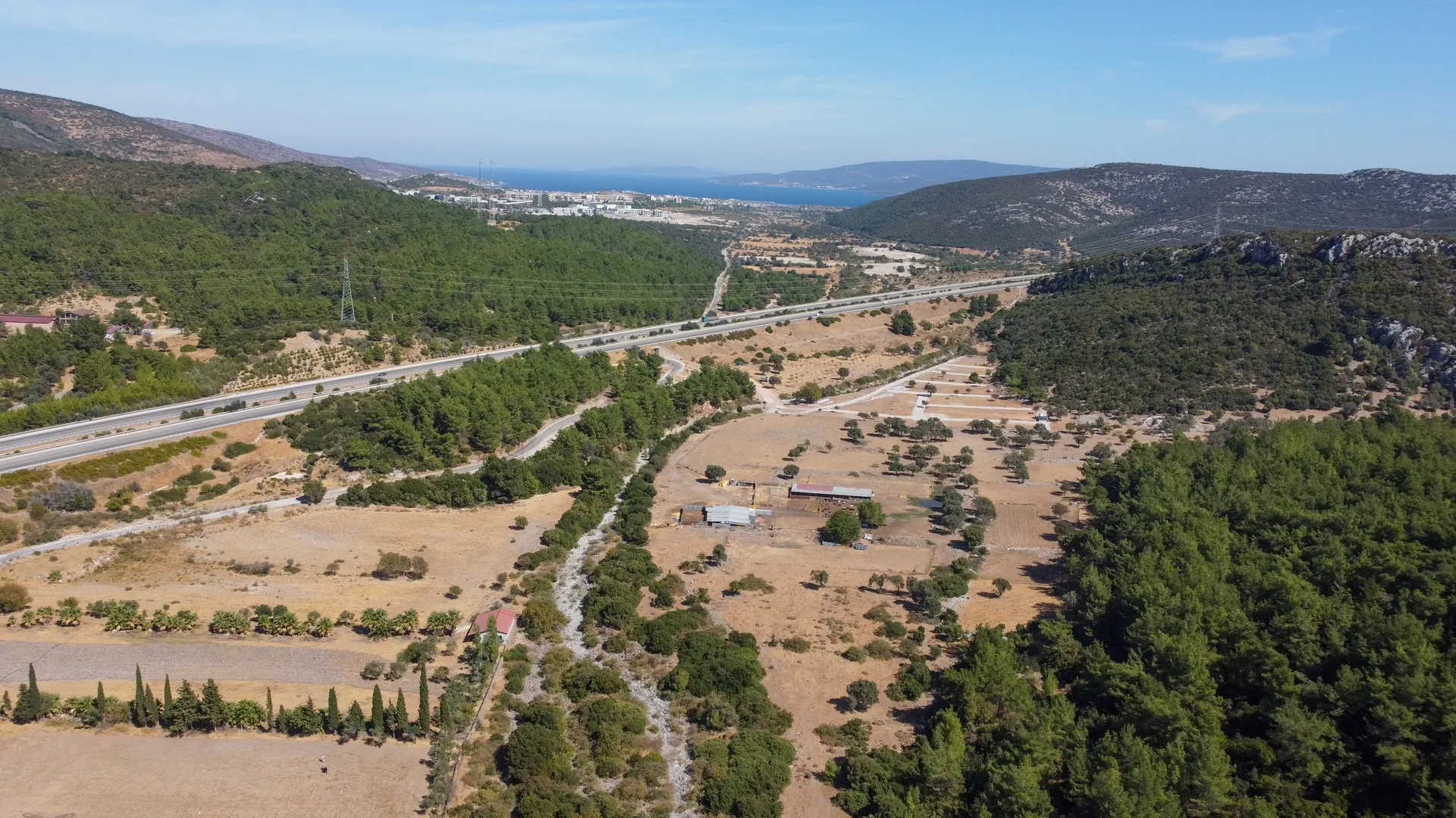 DJI_0705 URLA ZEYTİNLER’DE İYTE SINIRINDA 15.433,85 M² TARLA