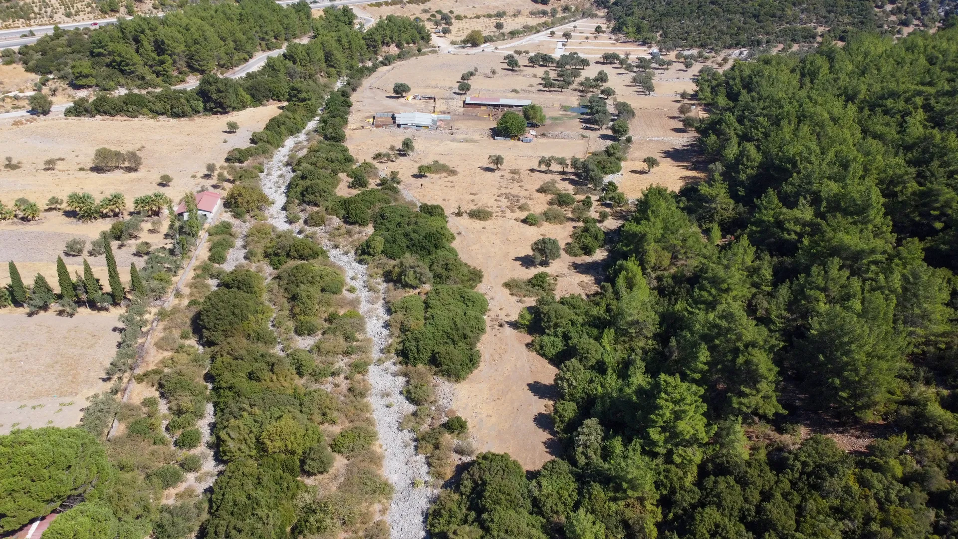 DJI_0706 URLA ZEYTİNLER’DE İYTE SINIRINDA 15.433,85 M² TARLA