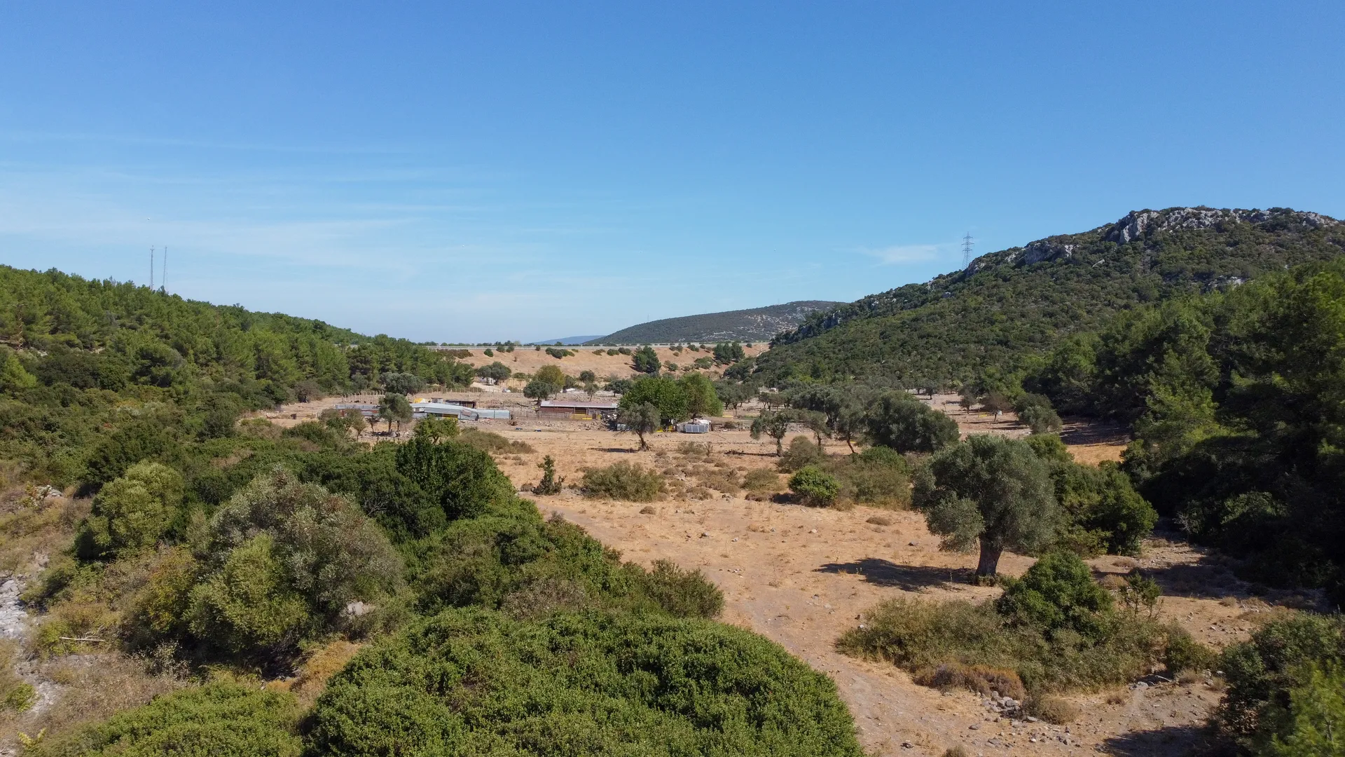 DJI_0712 URLA ZEYTİNLER’DE İYTE SINIRINDA 15.433,85 M² TARLA