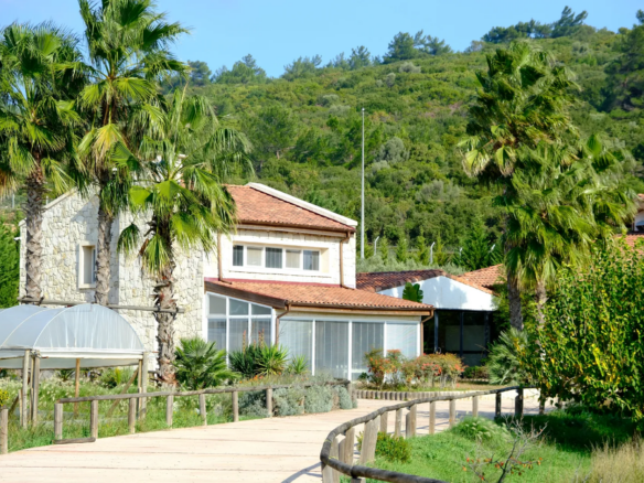 URLA OVACIK’TA DOĞA VE HUZUR DOLU SATILIK ÇİFTLİK