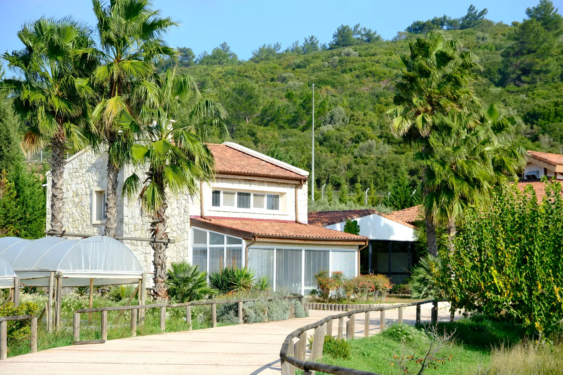 URLA OVACIK’TA DOĞA VE HUZUR DOLU SATILIK ÇİFTLİK