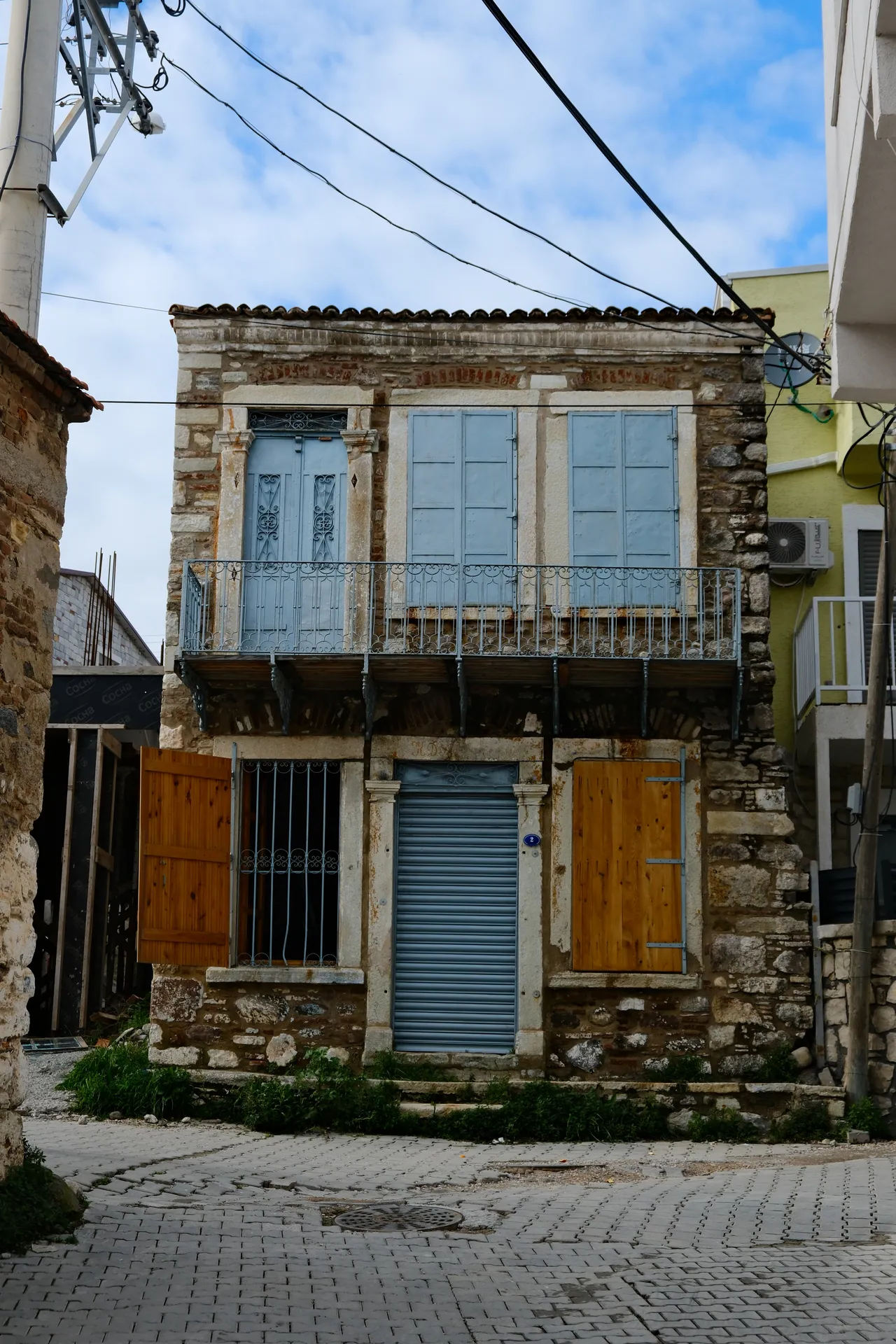 URLA GÜLBAHÇE’DE TARİHİ SARNIÇLI RUM EVİ