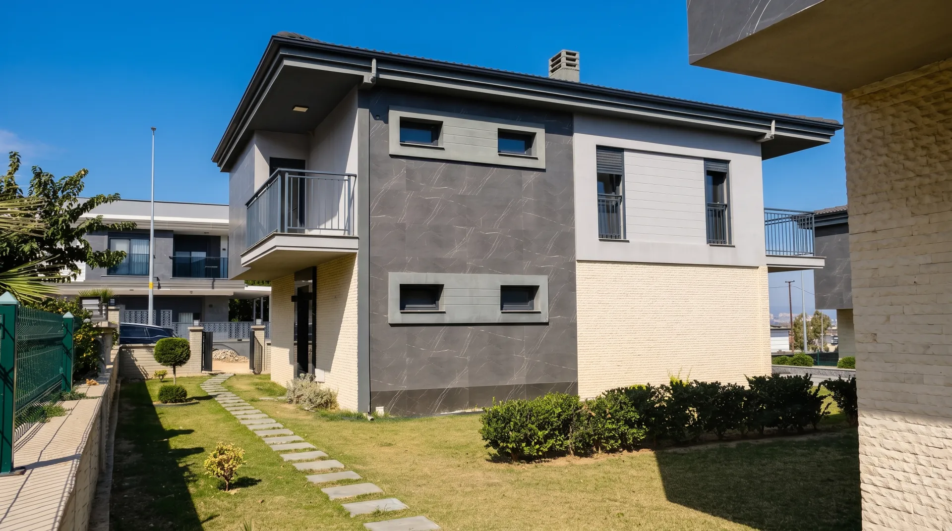 EPA İNCİ – KUŞADASI GÜZELÇAMLI’DA DENİZ MANZARALI HAVUZLU 4+1