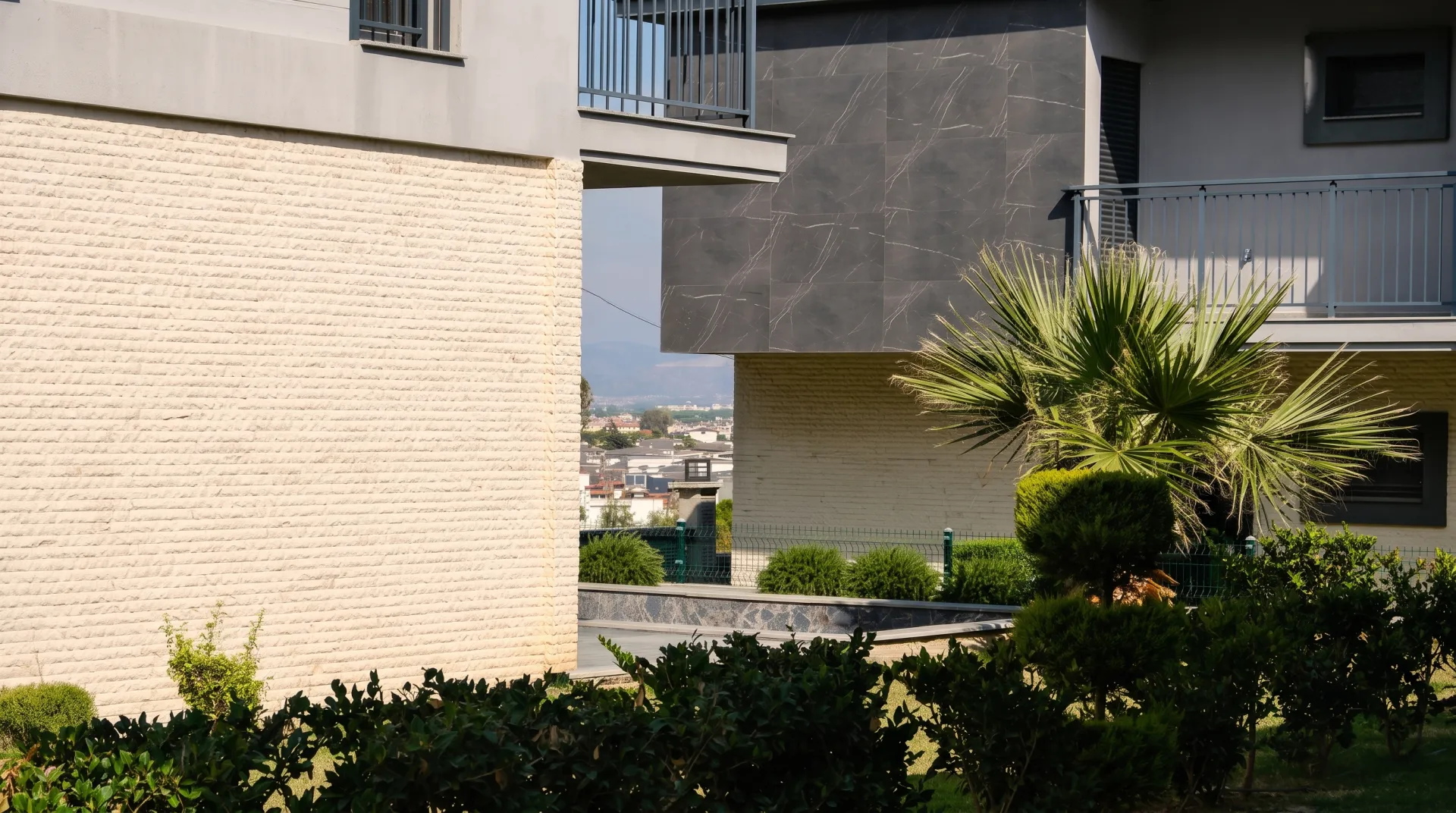 EPA İNCİ – KUŞADASI GÜZELÇAMLI’DA DENİZ MANZARALI HAVUZLU 4+1