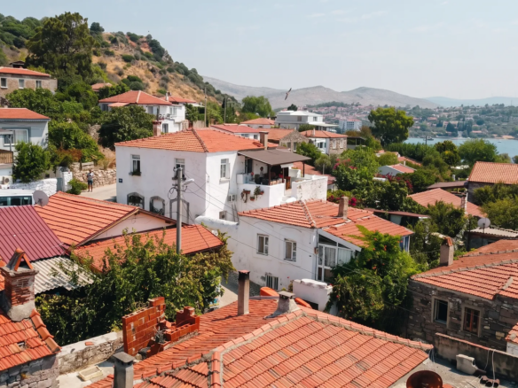 ÇEŞME ILDIR’IN KALBİNDE TESCİLLİ TARİHİ RUM EVİ