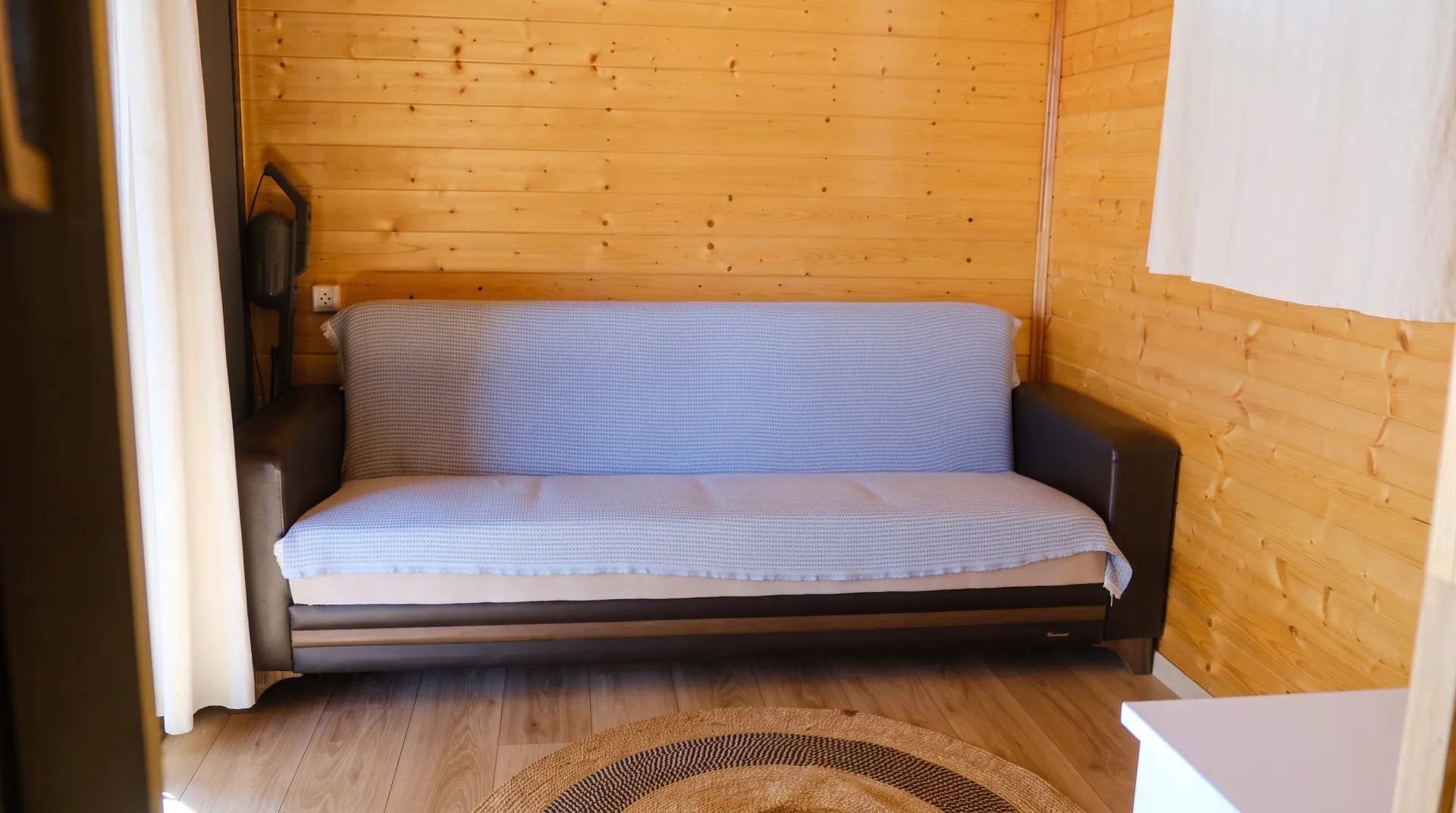 EPA İNCİ – URLA TORASAN’DA DENİZE SIFIR KİRALIK TINY HOUSE