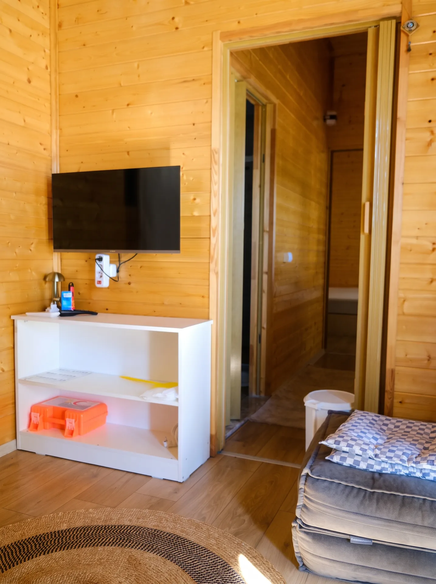 EPA İNCİ – URLA TORASAN’DA DENİZE SIFIR KİRALIK TINY HOUSE