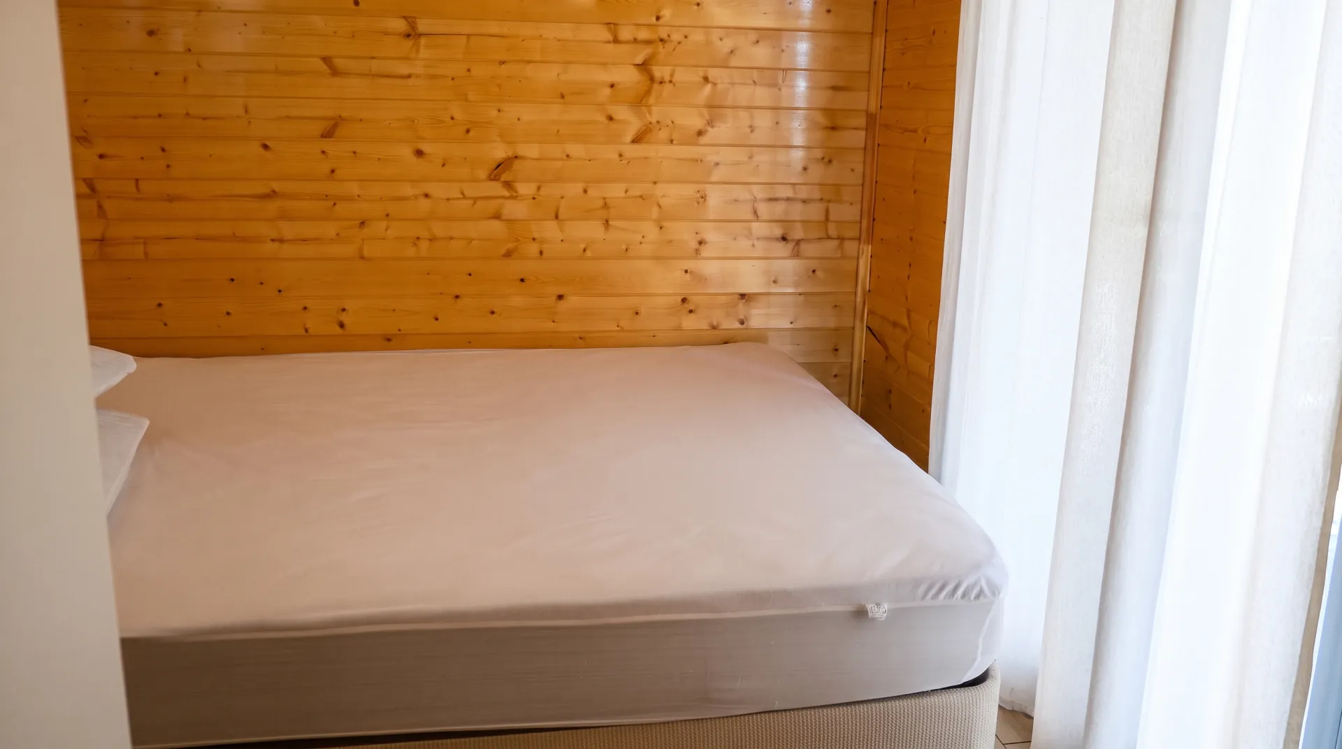 EPA İNCİ – URLA TORASAN’DA DENİZE SIFIR KİRALIK TINY HOUSE