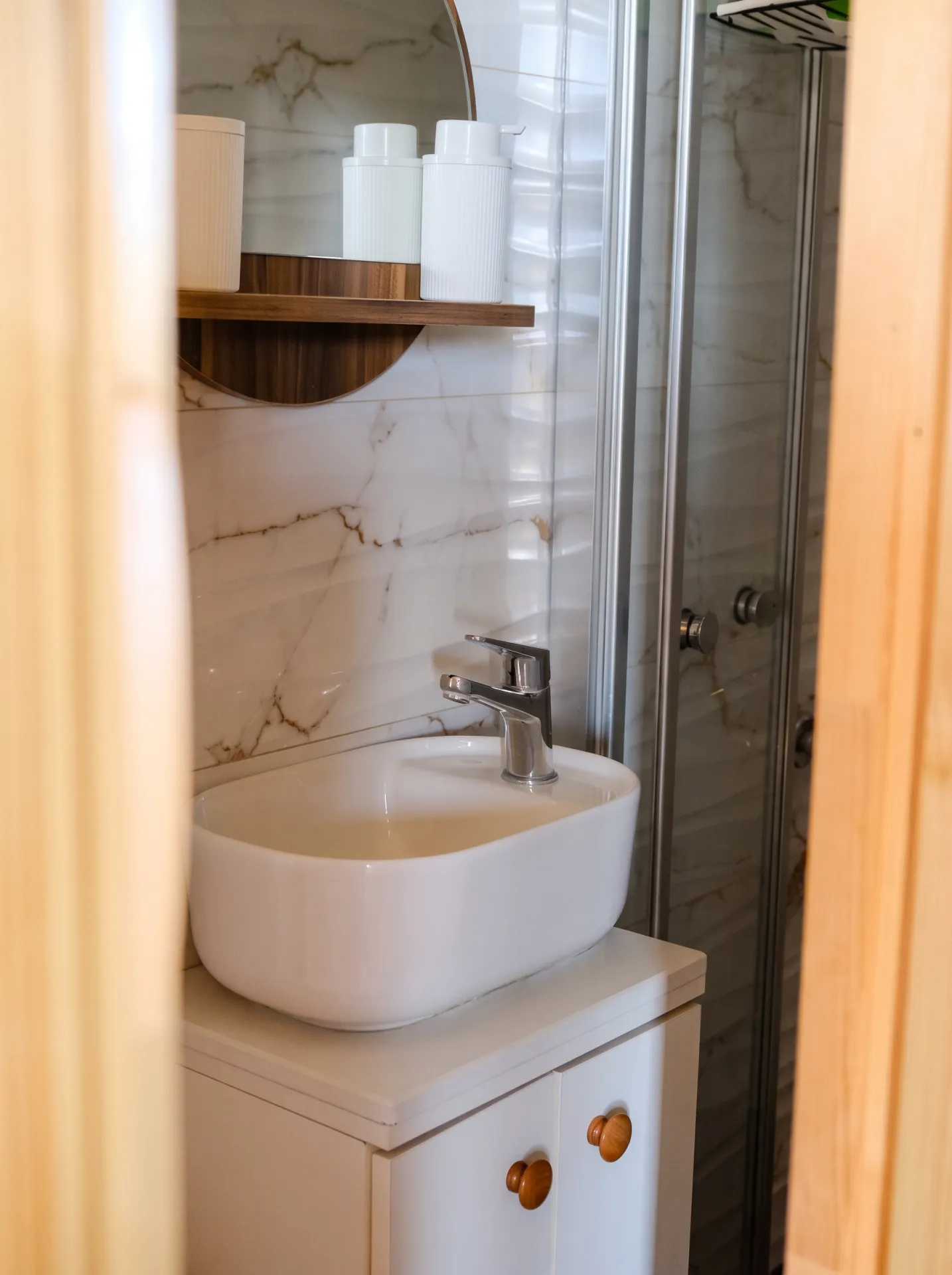 EPA İNCİ – URLA TORASAN’DA DENİZE SIFIR KİRALIK TINY HOUSE