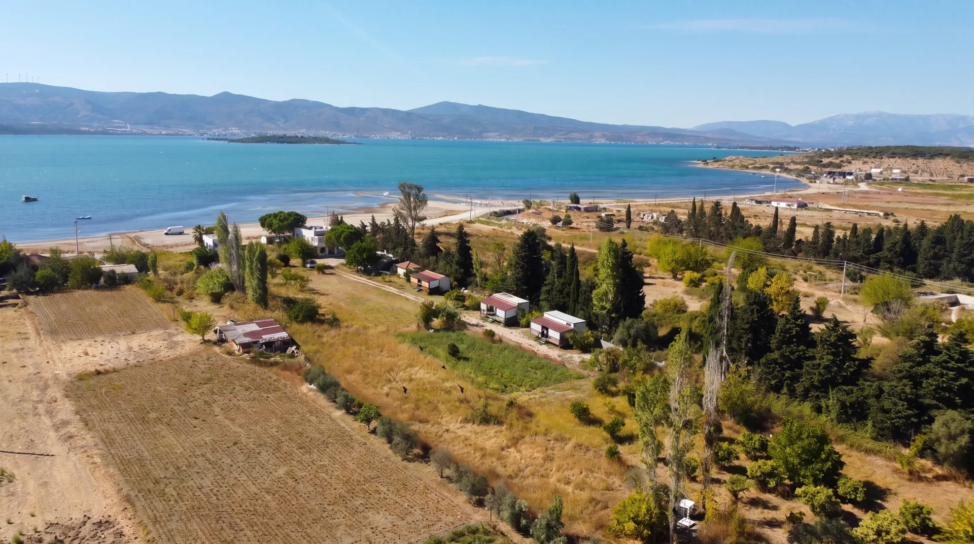 EPA İNCİ – URLA TORASAN’DA DENİZE SIFIR KİRALIK TINY HOUSE