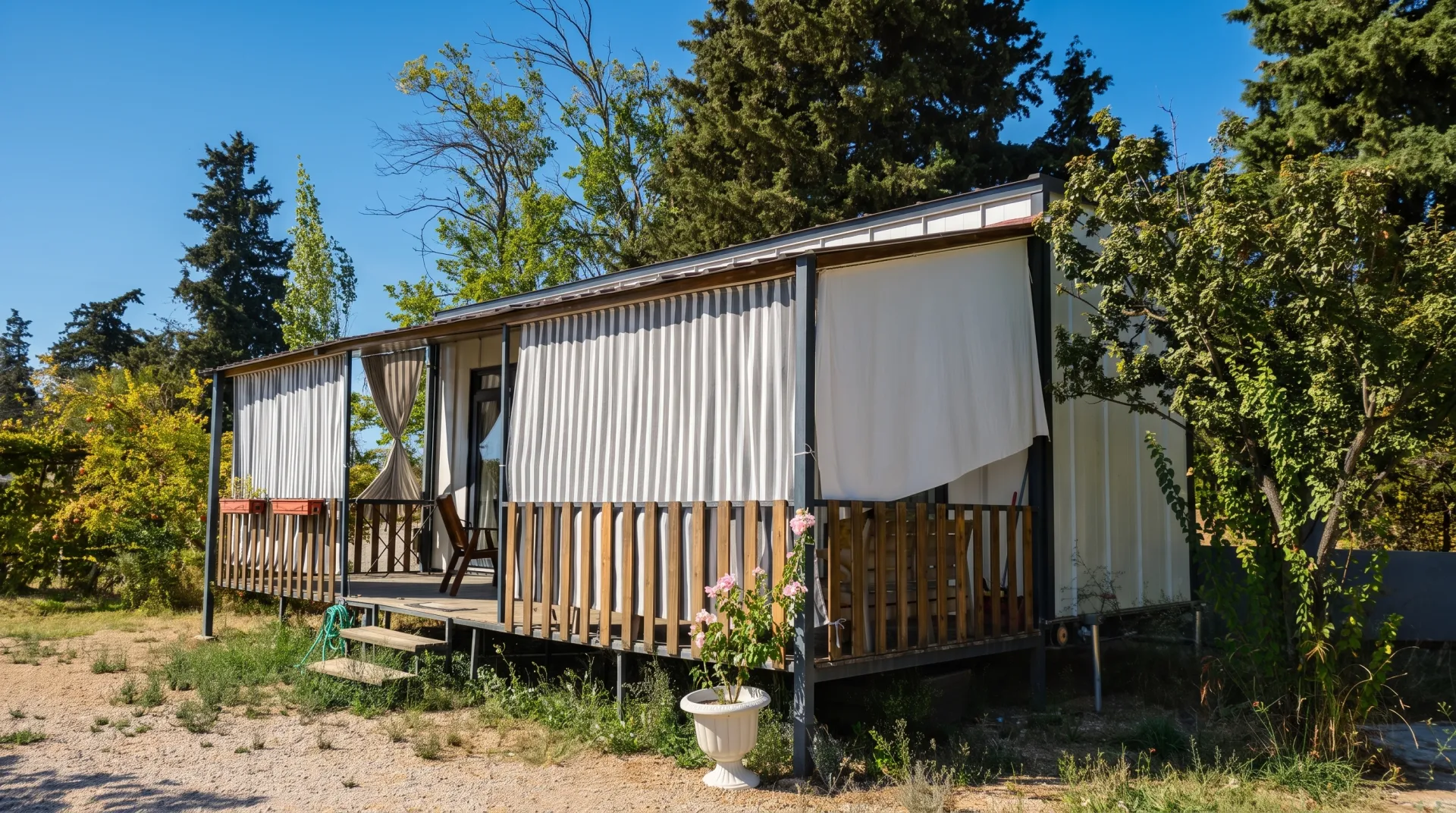 EPA İNCİ – URLA TORASAN’DA DENİZE SIFIR KİRALIK TINY HOUSE